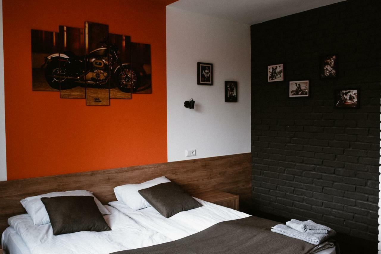 Clubhouse Hotel Ivano-Frankivsk Exterior photo